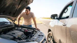 Revisión del auto antes de un viaje largo por carretera