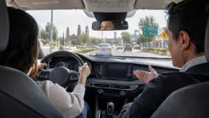 Persona aprendiendo a manejar con permiso para conducir en Puebla